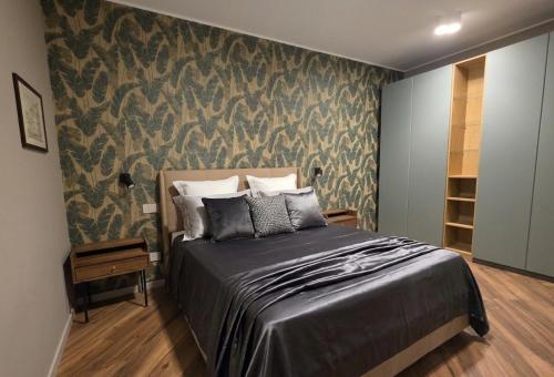 a bedroom with a bed with a green wall at Gravina Boutique Apartment in Gravina in Puglia