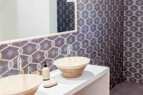 a bathroom with a sink and a mirror at Monte das Oliveiras - Casas de Campo in Estremoz