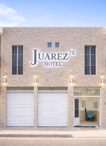 Un certificat, premiu, logo sau alt document afișat la Hotel Juarez 70