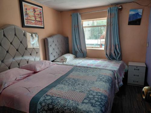 a small bedroom with a bed and a window at Hospedaje Don Pepe in Churín