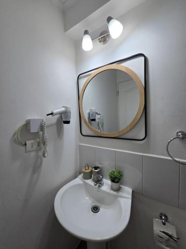 a bathroom with a sink and a mirror at Céntrico y cómodo departamento in Los Andes