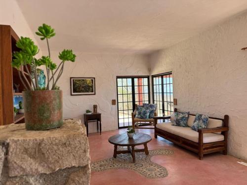 ein Wohnzimmer mit Sofa und Tisch in der Unterkunft Ancón Vistamar in La Paz