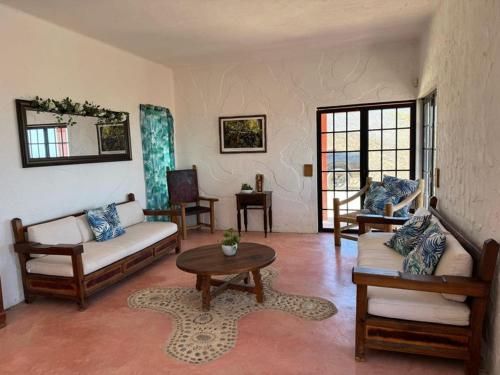 ein Wohnzimmer mit Sofas und einem Tisch in der Unterkunft Ancón Vistamar in La Paz