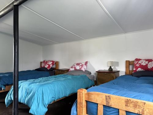 a bedroom with two beds and a bedskirts at Hostal Vaihere in Hanga Roa
