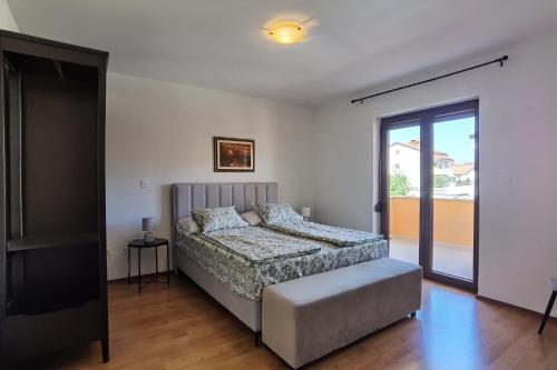 Apartments with parking space Novigrad - 24976
