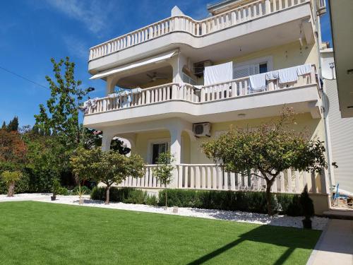 Apartments with parking space Kastel Luksic, Kastela - 25382