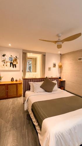 a hotel room with two beds and a ceiling at Mantra Wellness Center in Uluwatu