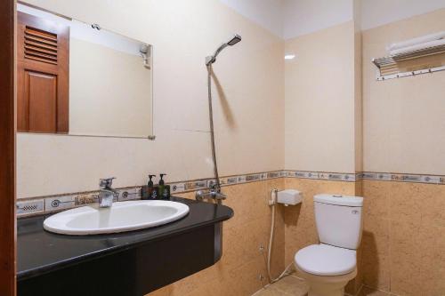 a bathroom with a sink and a toilet and a mirror at Liên Hương Hotel Đà Lạt in Kon Rung (1)