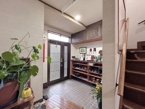 a hallway with a door leading to a kitchen at ゲストハウス ソウル in Azumino