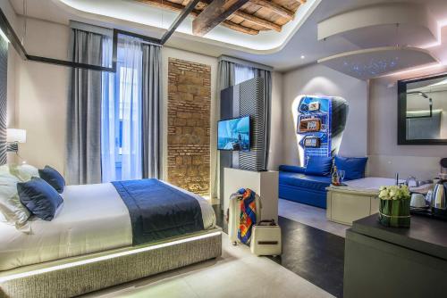 ein Schlafzimmer mit einem Bett und ein Zimmer mit einem Videospiel in der Unterkunft Via Veneto Prestige Rooms in Rom