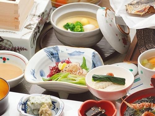 a group of bowls and plates of food on a table at Seizan Yamato in Ito