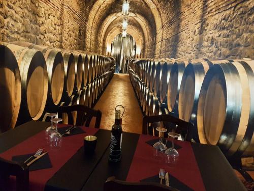 um restaurante com mesa e barris de vinho em Hotel Arinsal em Arinsal