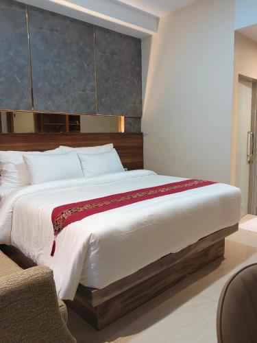 a bedroom with a large bed in a room at Da Rucci Hotel syariah in Medan