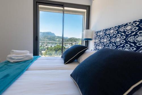 Idyllic 6 bed villa stunning sea view salt pool photo 2