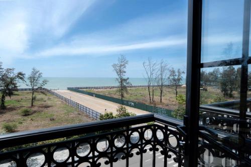 a balcony with a view of a road and the ocean at Hotel & Apartment Cong Phung in Ấp Bình Hưng