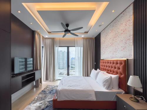 a bedroom with a bed and a ceiling fan at Luxury Condo Datum Jelatek Near KLCC,free Parking in Kampong Datok Keramat