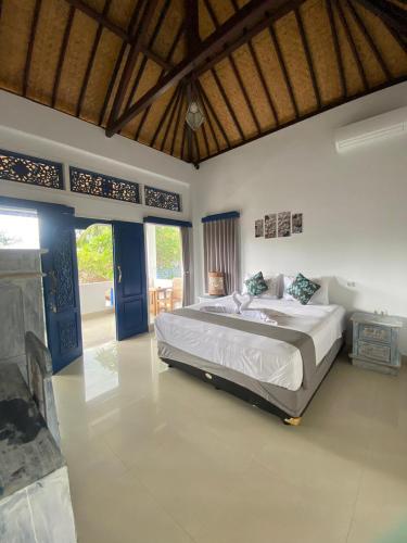 a bedroom with a large bed in a room at Inti Bungalows in Gili Trawangan