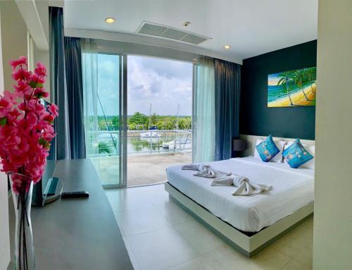 ein Schlafzimmer mit einem Bett und einer Blumenvase in der Unterkunft Krabi Boat Lagoon Resort in Krabi
