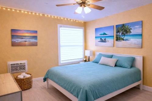 a bedroom with a bed and a ceiling fan at CasaViva Pacifica - 2BR Sleeps 10 with Firepit, BBQ & Shared Yard - Walk to Hillcrest Fun, Near Zoo, Balboa Park & Beaches in San Diego