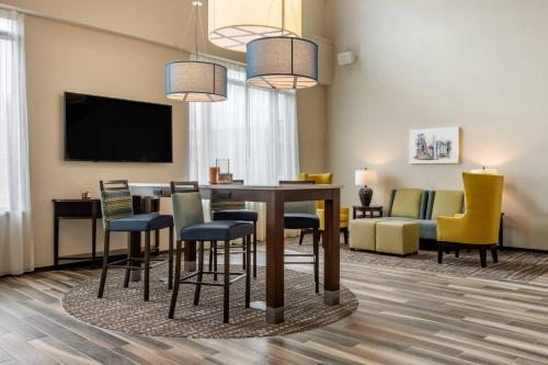 a living room with a table and chairs at Comfort Inn & Suites Pittsburgh-Northshore in Pittsburgh