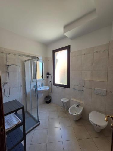 ein Badezimmer mit zwei Toiletten, einer Dusche und einem Waschbecken in der Unterkunft B&B Armony 111 in Gioia Tauro