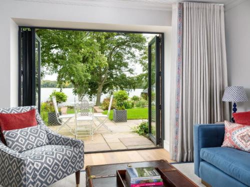 ein Wohnzimmer mit Blick auf eine Terrasse in der Unterkunft Tarn End in Brampton