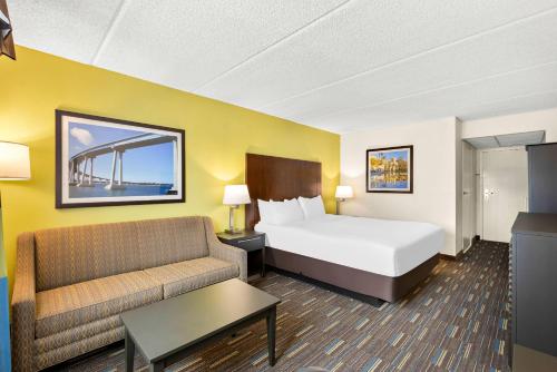 a hotel room with a bed and a couch at Comfort Inn Chula Vista San Diego South in Chula Vista