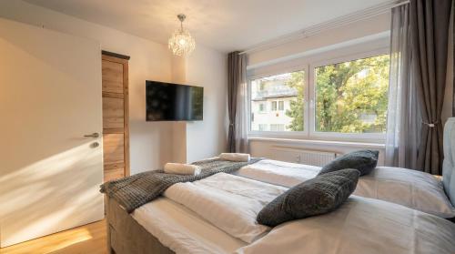 Bright 1BR Apartment with Living Room & Balcony