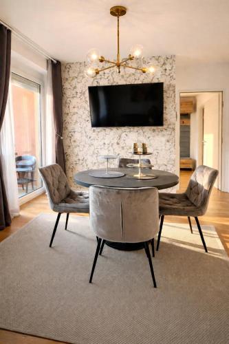 Bright 1BR Apartment with Living Room & Balcony