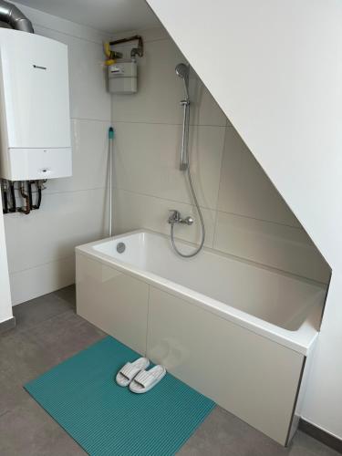 a bathroom with a bath tub and a sink at Ferienwohnung in Kassel mit zwei Schlafzimmer in Kassel