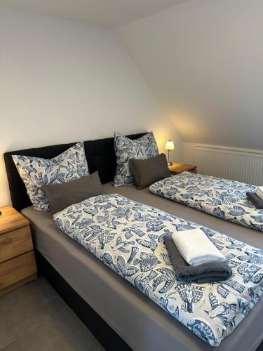 two beds sitting next to each other in a bedroom at Ferienwohnung in Kassel mit zwei Schlafzimmer in Kassel