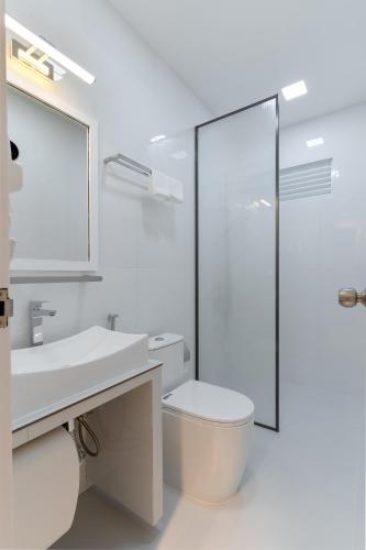 ein Badezimmer mit Waschbecken, Toilette und Spiegel in der Unterkunft Ukulhas View in Ukulhas