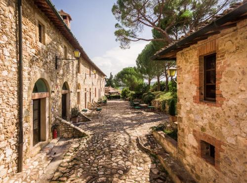 an alley way between two stone buildings at Borgo Il Poggiaccio Residenza d'Epoca in Sovicille