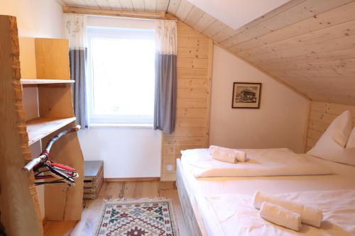 a room with two beds and a window at Claras Bergzeit in Flattnitz