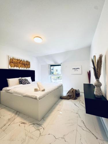 Elegant 5BR & 1LR Villa , Private Stay with Prime Location