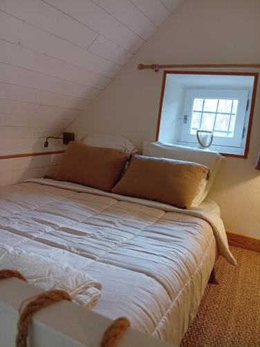 a large bed in a room with a window at Lili de La LisaThi in Cruéjouls