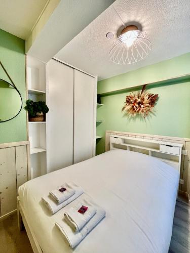 a bedroom with a bed with towels on it at Harmonieux - Studio - Centre Ville in Tarbes