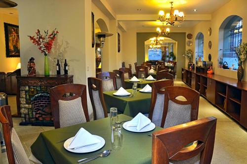 un comedor con mesas y sillas en un restaurante en Casona Plaza Hotel Puno, en Puno