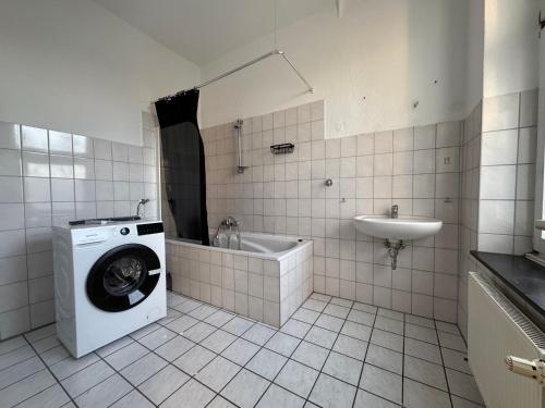 a bathroom with a washing machine and a sink at Living - Ferien & Monteur Appartement in Wuppertal