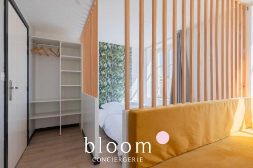 a room with a bed and a glass wall at Le Soleil du Marché central in Nancy