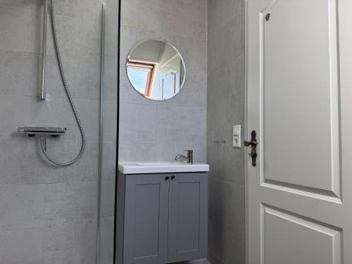 a bathroom with a sink and a mirror at Diekbude Nr 53 in Friedrichskoog