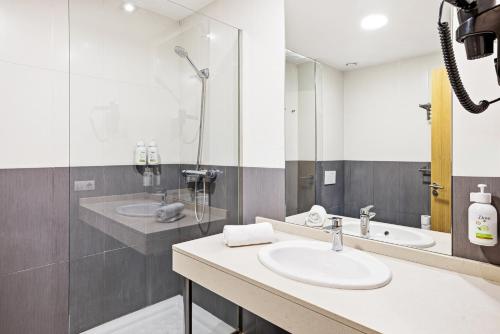 a bathroom with a sink and a shower at B&B HOTEL Miranda de Ebro in Rivabellosa
