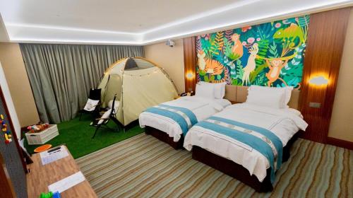a room with two beds and a tent at Fullon Hotel Tamsui Fishermen's Wharf in Tamsui