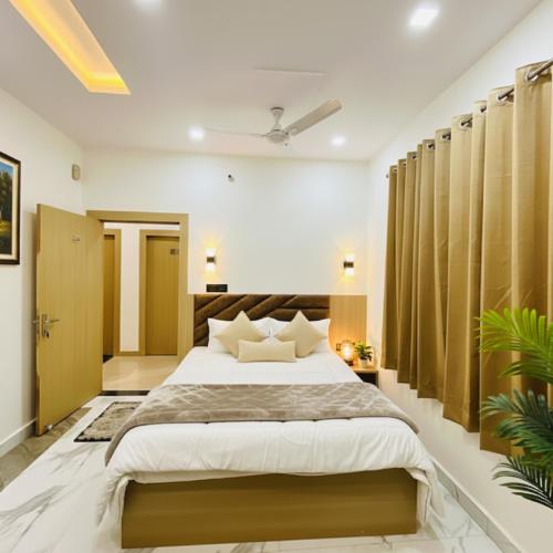 a bedroom with a large bed in a room at Shri Radha Kripa Dham in Rādha Kund