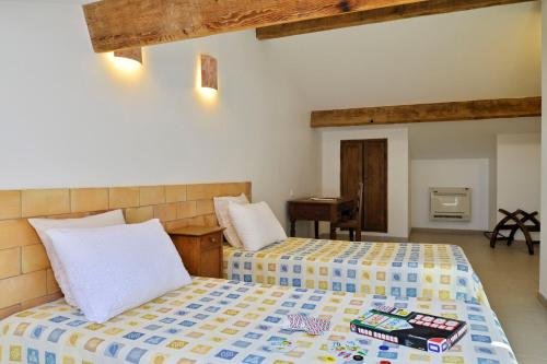 เตียงในห้องที่ Auberge Coralli