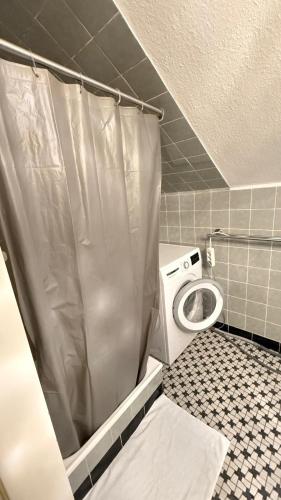 a small bathroom with a toilet and a shower at Monteurswohnung Mesum in Rheine
