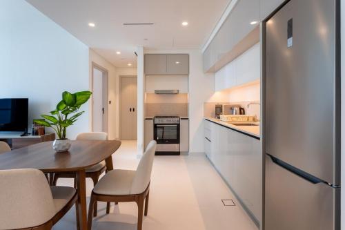 Luxury Marina Vista 1BR with Panoramic Harbor View