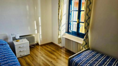 a small bedroom with a bed and a window at lucia in Bellagio