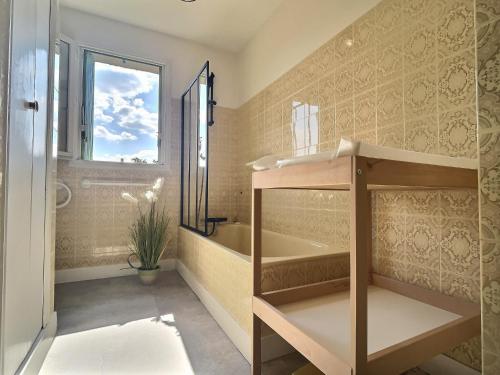 a bathroom with a tub and a sink at Les trois Pitchounes- Wifi- Piscine- Calme in Albi