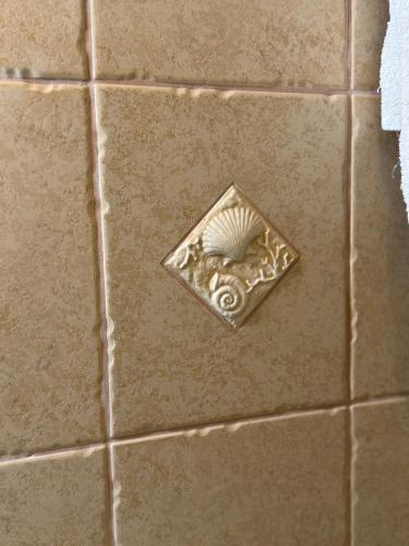 a tile floor with a vent on a wall at Hotel Žućo in Biograd na Moru